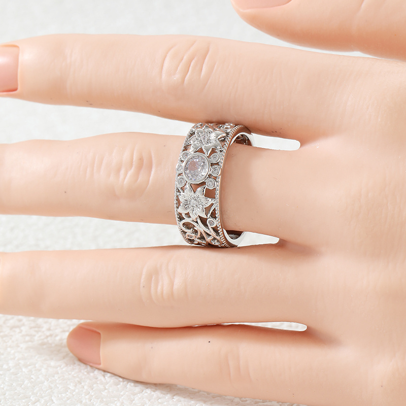 Women's Retro Court-style Ring with Floral Design